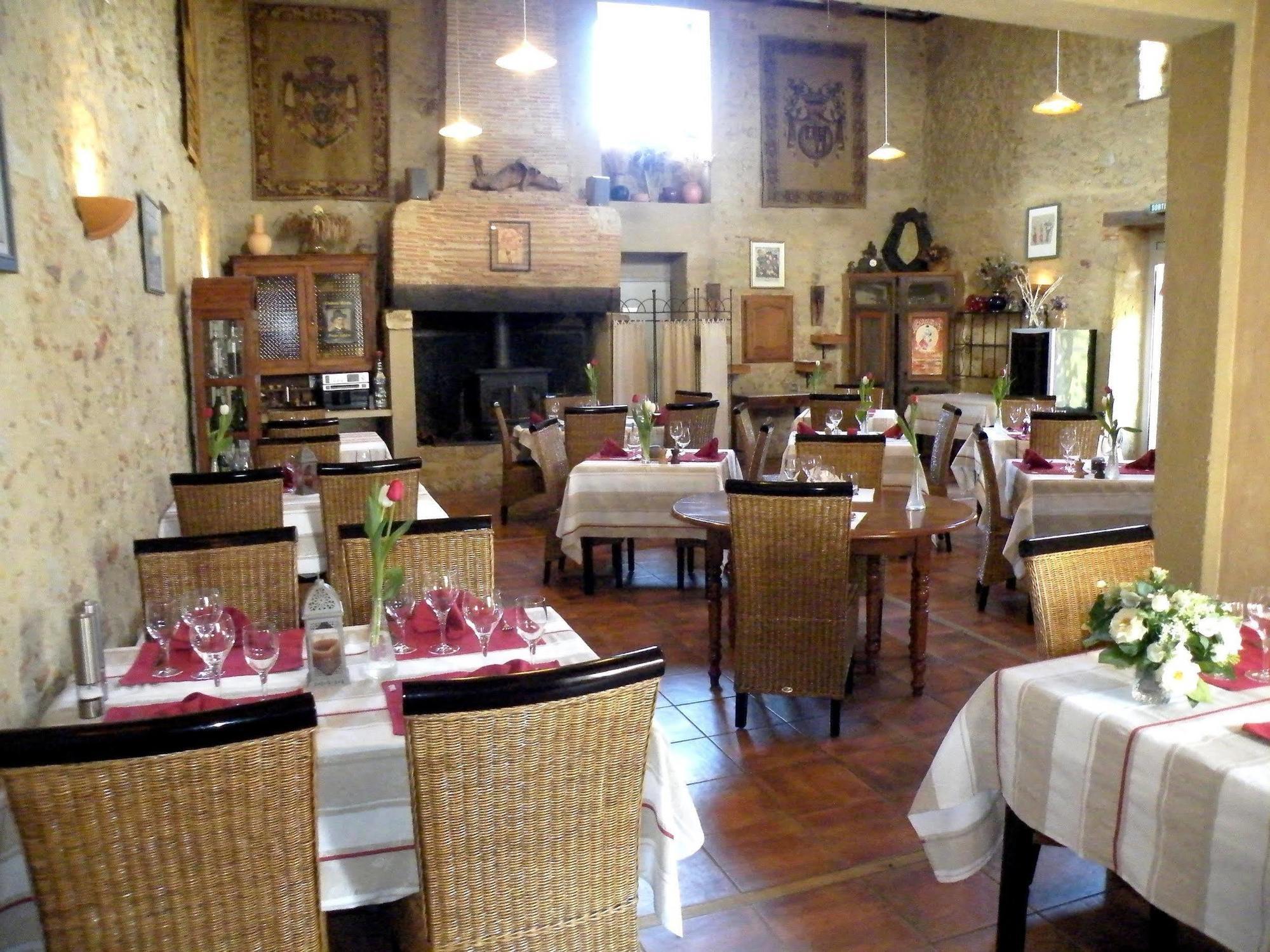 Logis Le Relais Du Bastidou Hotel Beaumarches Exterior photo